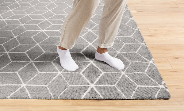 Tapis géométrique gris