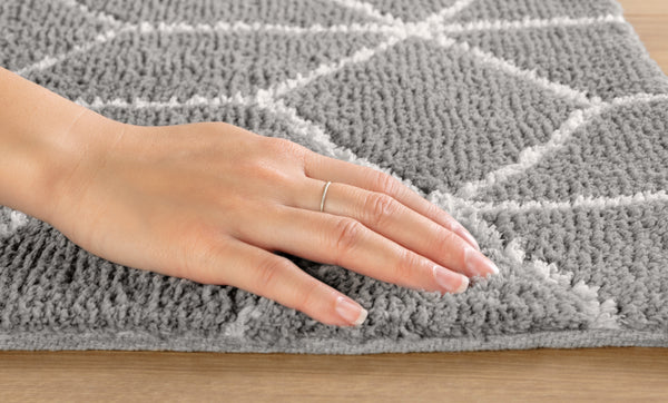 Tapis géométrique gris